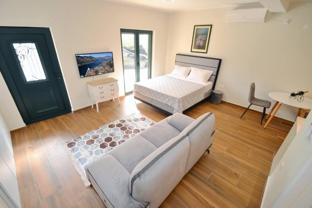 Urban Escape For Two In Kotor Apartment ภายนอก รูปภาพ